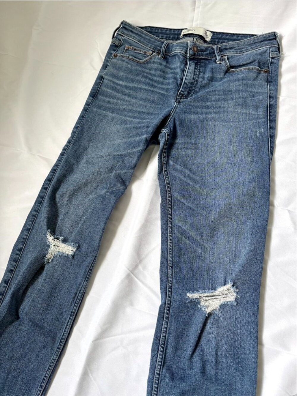 Abercrombie & Fitch Straight Mid Rise Distressed Jean | Size 8 R | Medium Wash